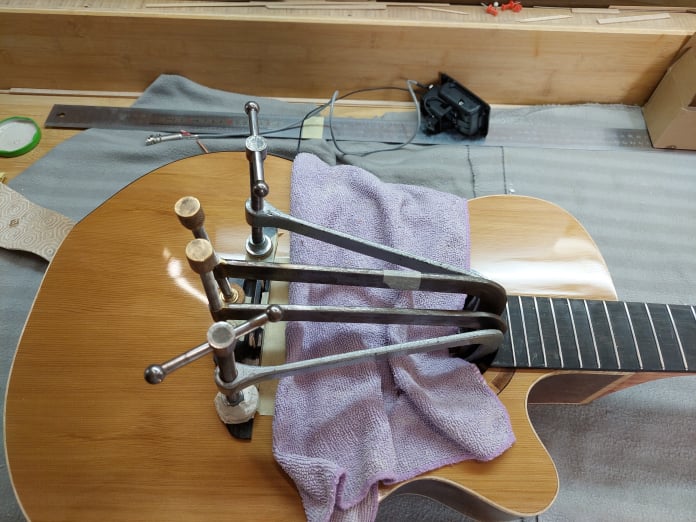 Photo d'une guitare en cours de réparation