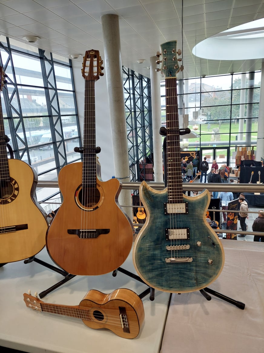 Guitare électrique RS Blue Jean, et classique hybride pan coupé, au Festival de Guitare d'Issoudun 2024, lutherie Moingeon